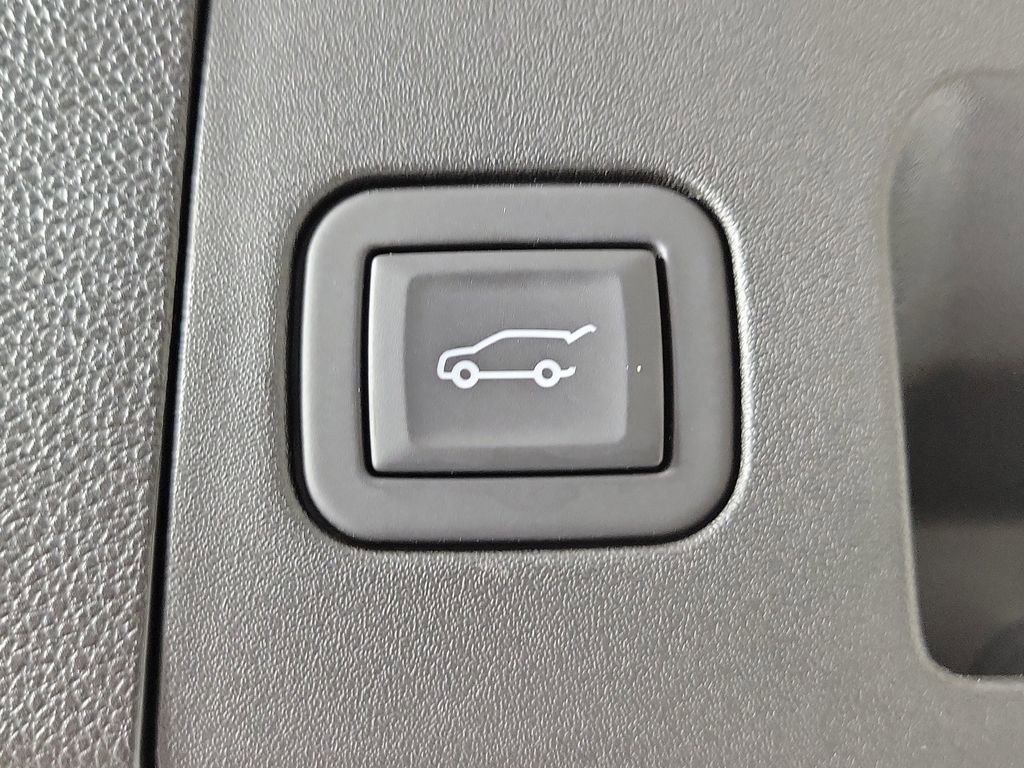Certified 2023 Cadillac XT4 Luxury w/ Cold Weather Package FWD image 9
