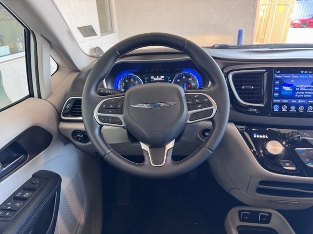 Used 2017 Chrysler Pacifica Touring-L FWD image 15