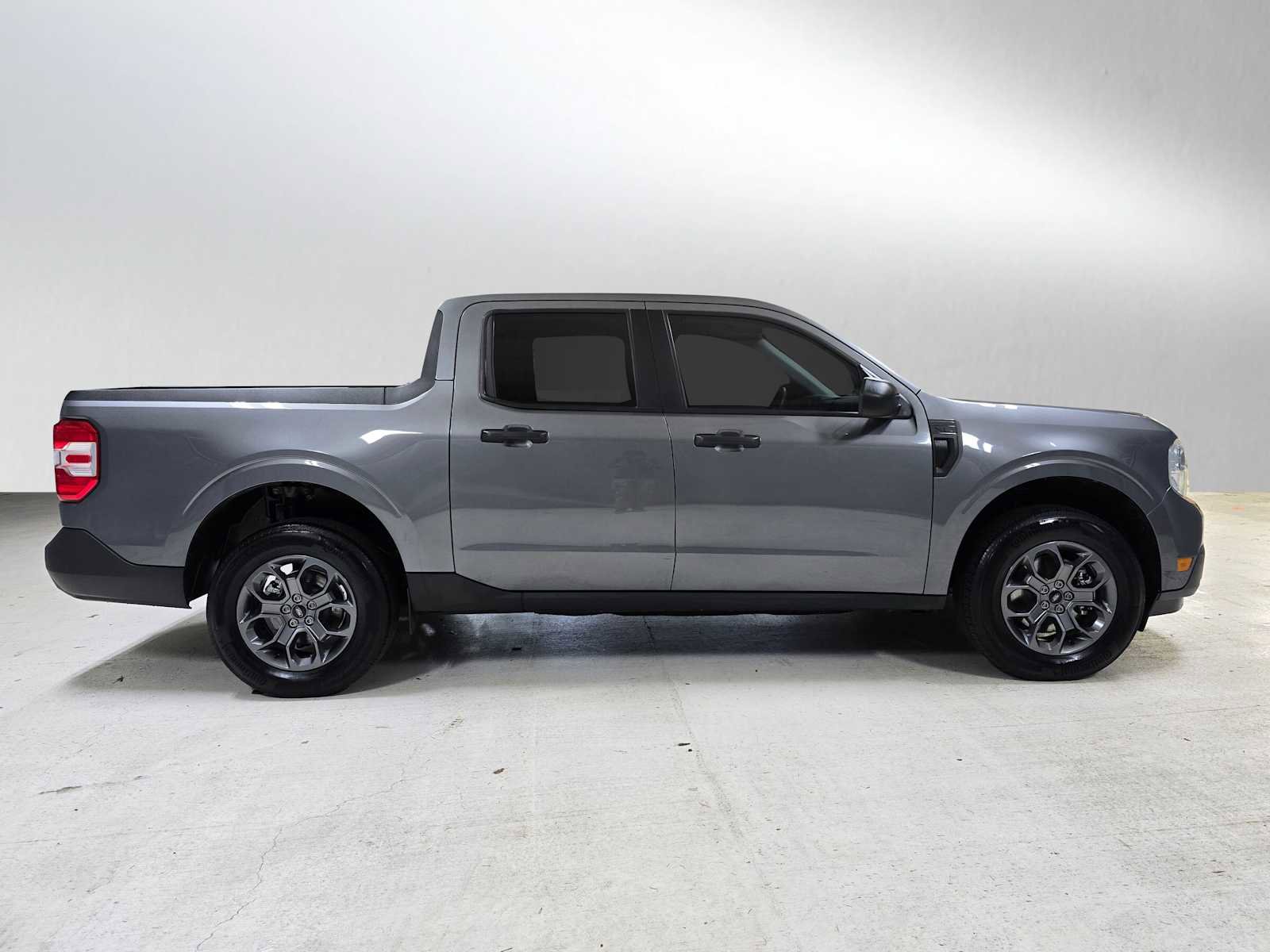 Used 2023 Ford Maverick XL image 2