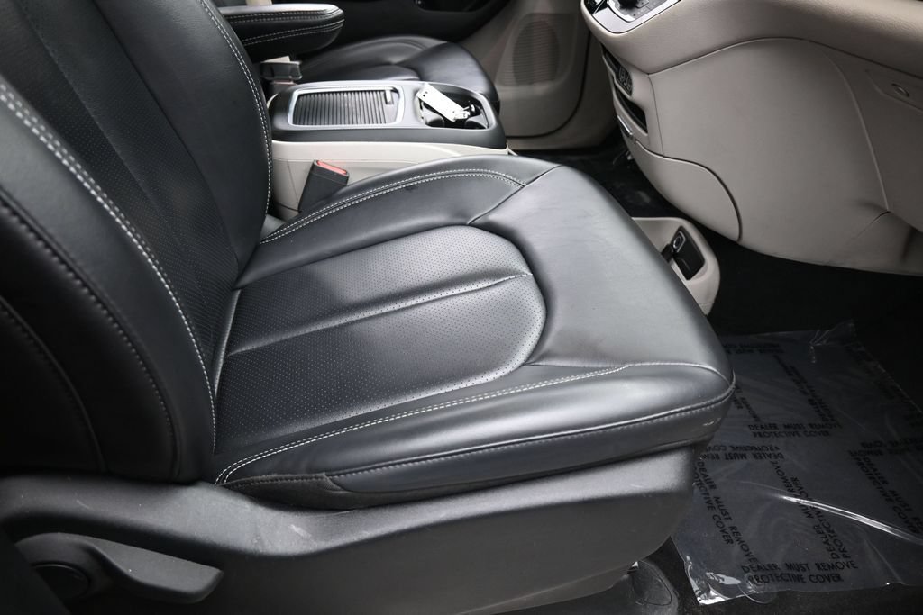 Used 2023 Chrysler Pacifica Touring-L FWD image 44