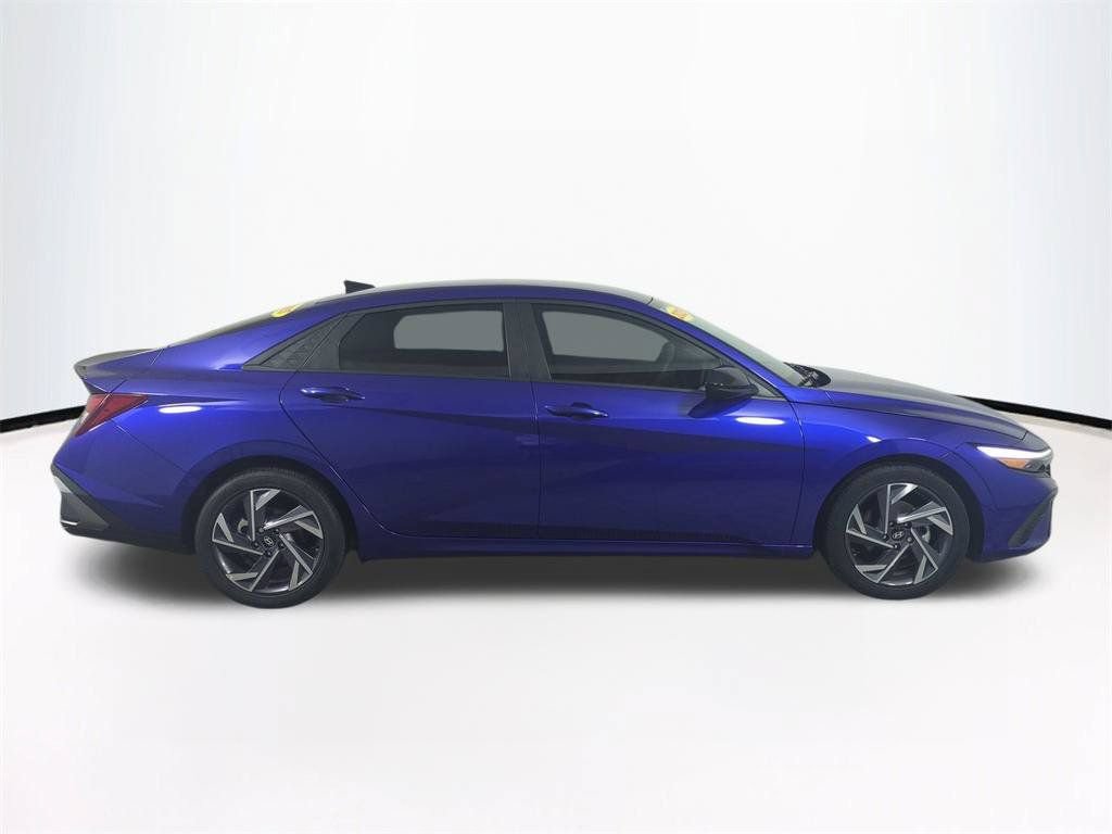 Used 2025 Hyundai Elantra Sport FWD image 4