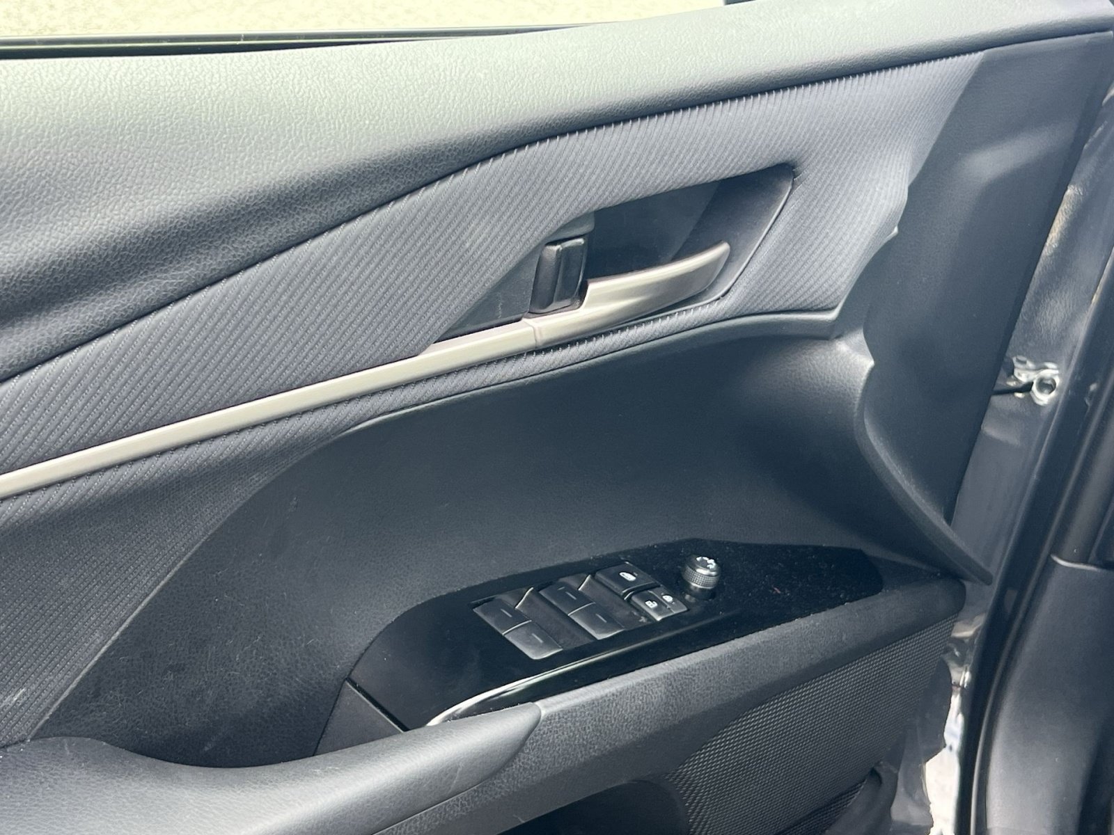 Used 2025 Toyota Camry SE FWD image 12