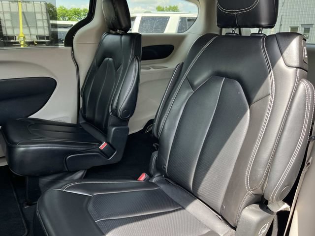 Used 2023 Chrysler Pacifica Touring-L FWD image 21