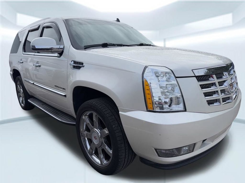 Used 2013 Cadillac Escalade Luxury RWD image 4