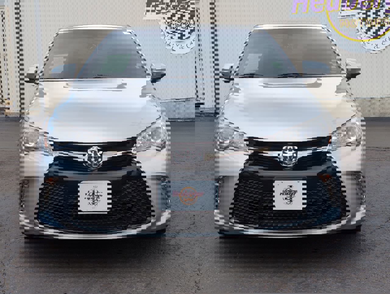 Used 2017 Toyota Camry XSE w/ Moonroof Package image 2