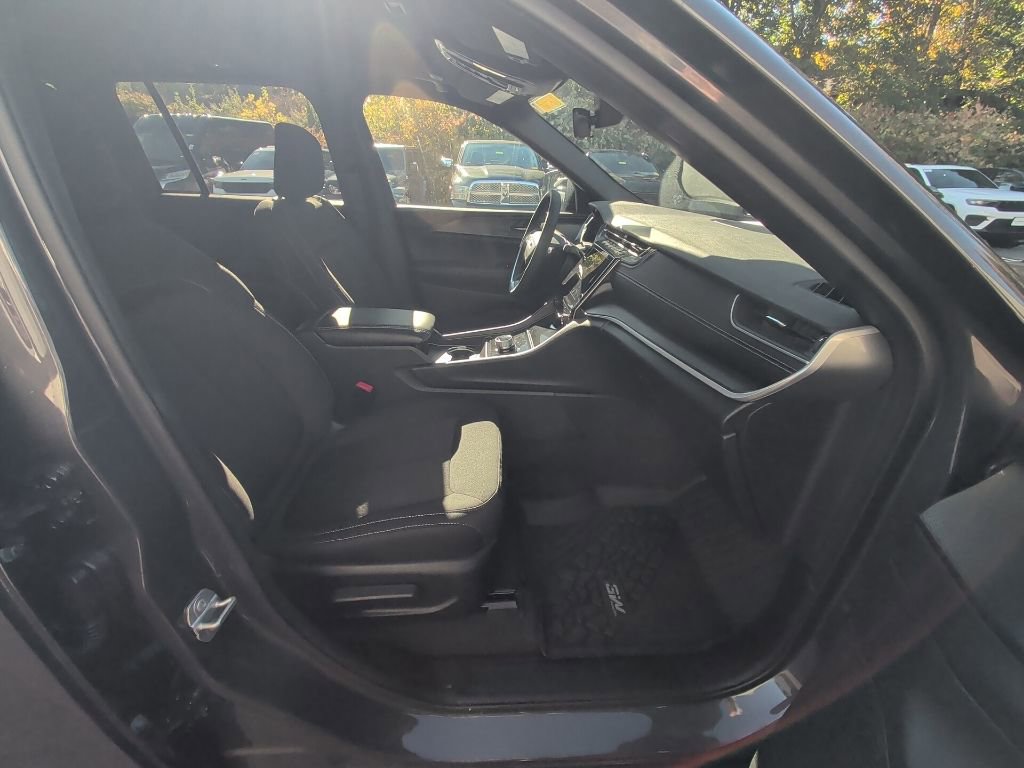 Used 2025 Jeep Grand Cherokee Laredo X w/ Luxury Tech Group I image 17