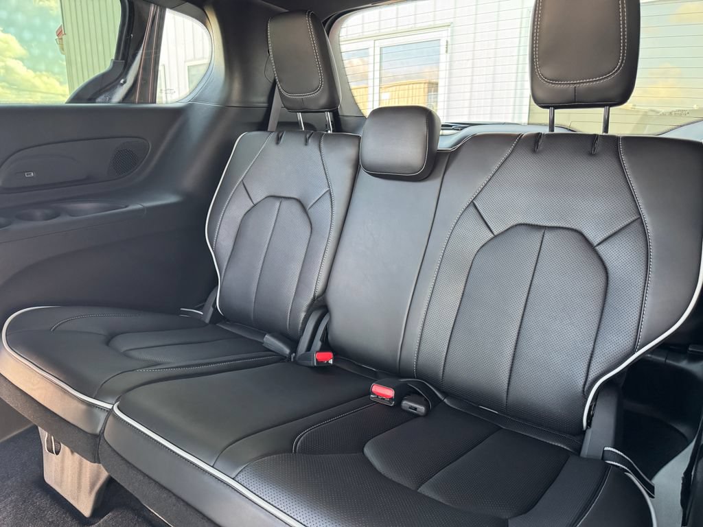 New 2027 Chrysler Pacifica Limited AWD/4WD image 34