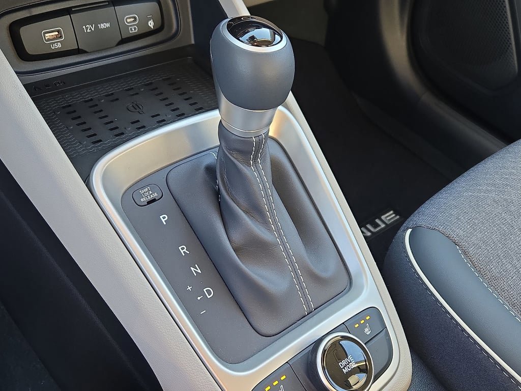 Certified 2025 Hyundai Venue Limited FWD image 18