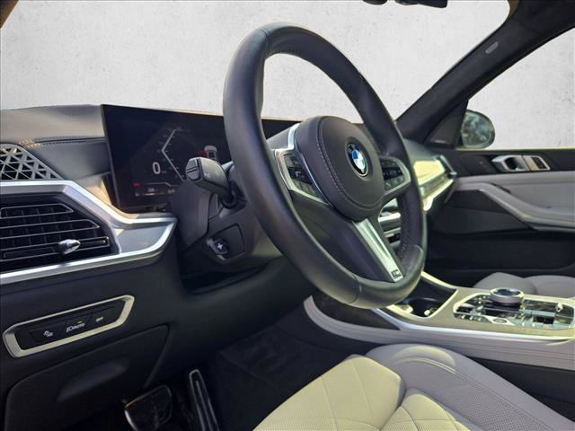 Used 2025 BMW X7 xDrive40i w/ M Sport Package AWD/4WD image 8