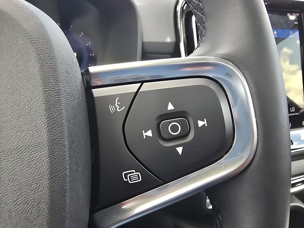 Used 2023 Volvo XC40 B5 Plus w/ Protection Package Premier image 25