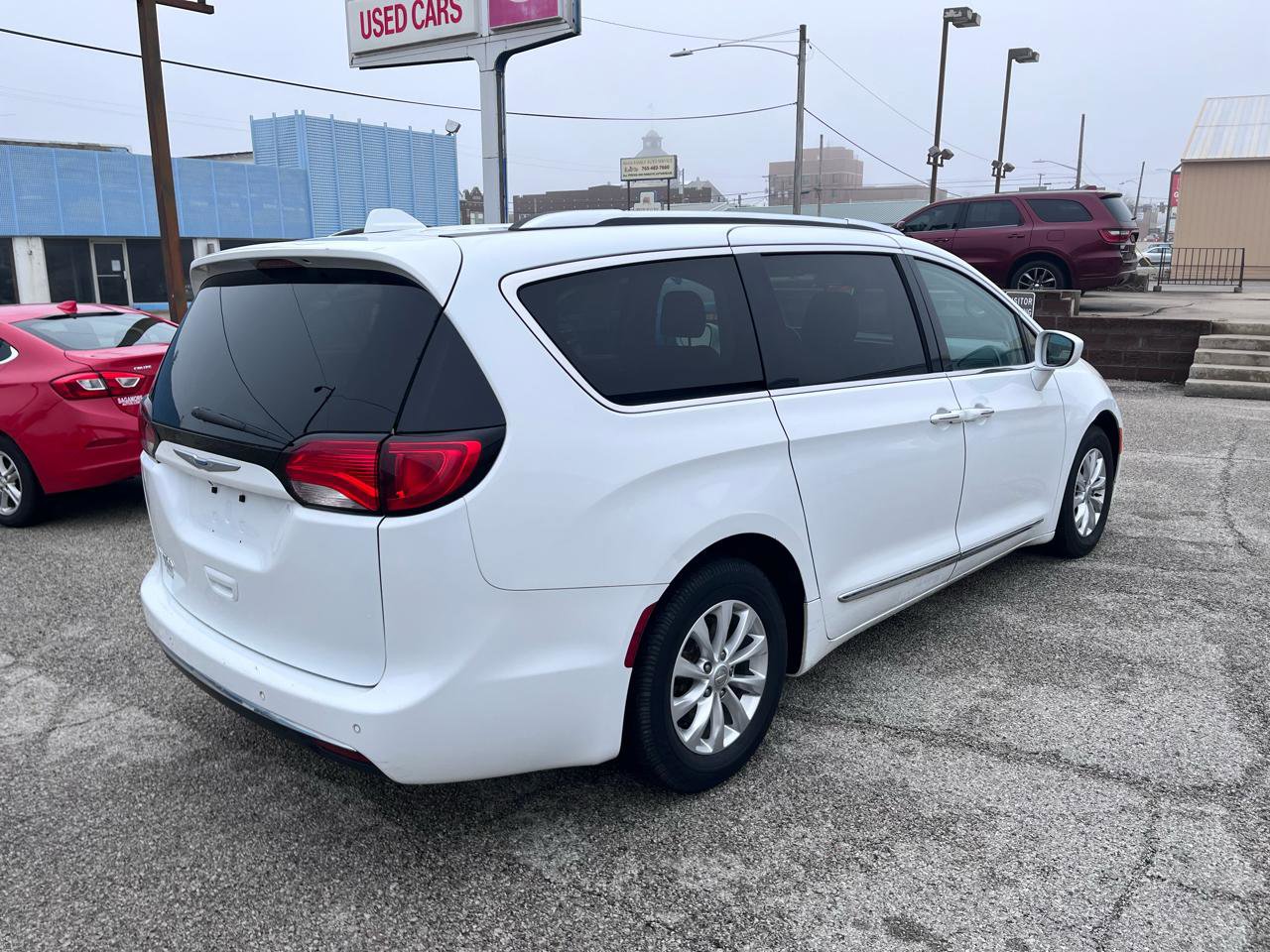 Used 2018 Chrysler Pacifica Touring-L image 3