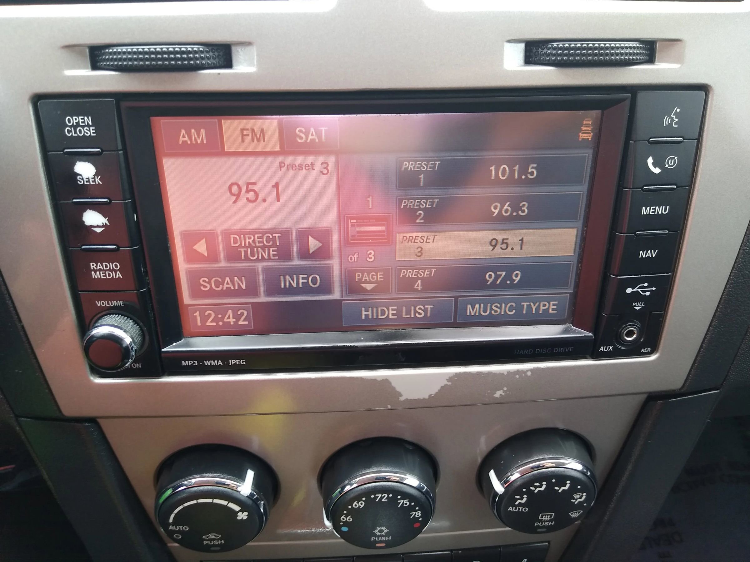 Used 2010 Dodge Avenger R/T w/ Navigation & Sound Group I image 16