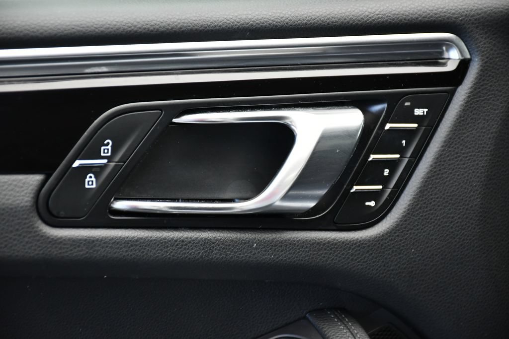 Certified 2023 Porsche Macan AWD/4WD image 32