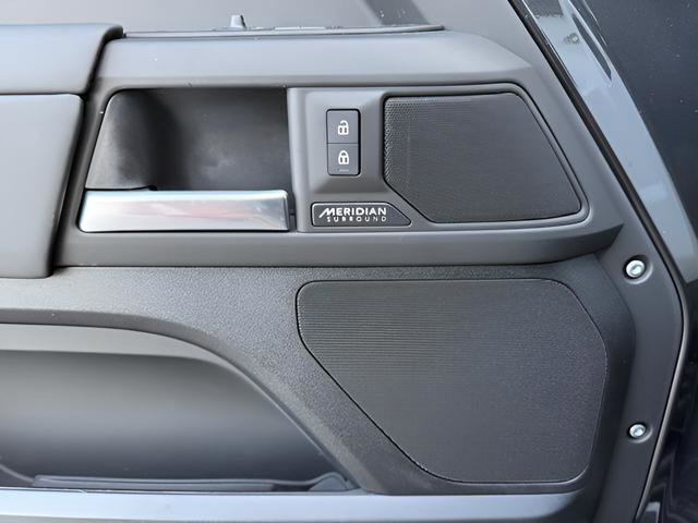 Certified 2025 Land Rover Defender 90 X-Dynamic SE image 17