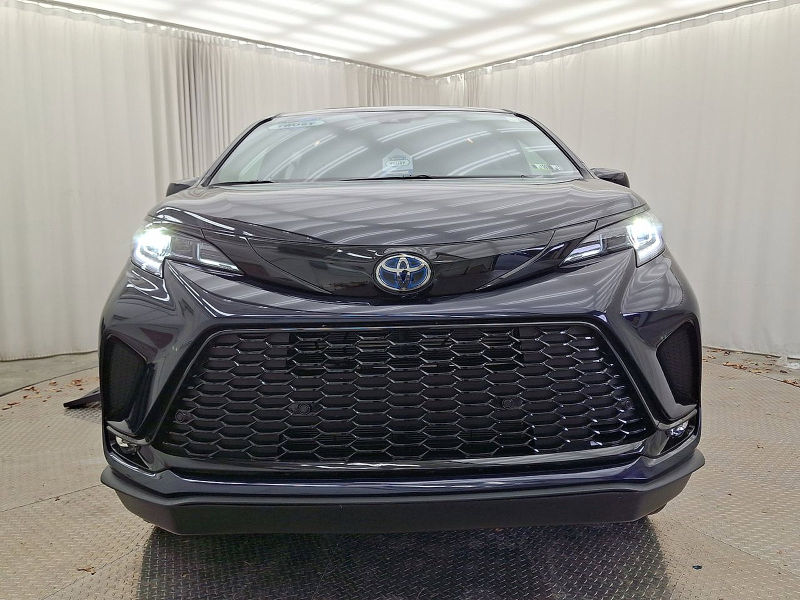 Used 2025 Toyota Sienna XSE w/ XSE Plus Package FWD image 35