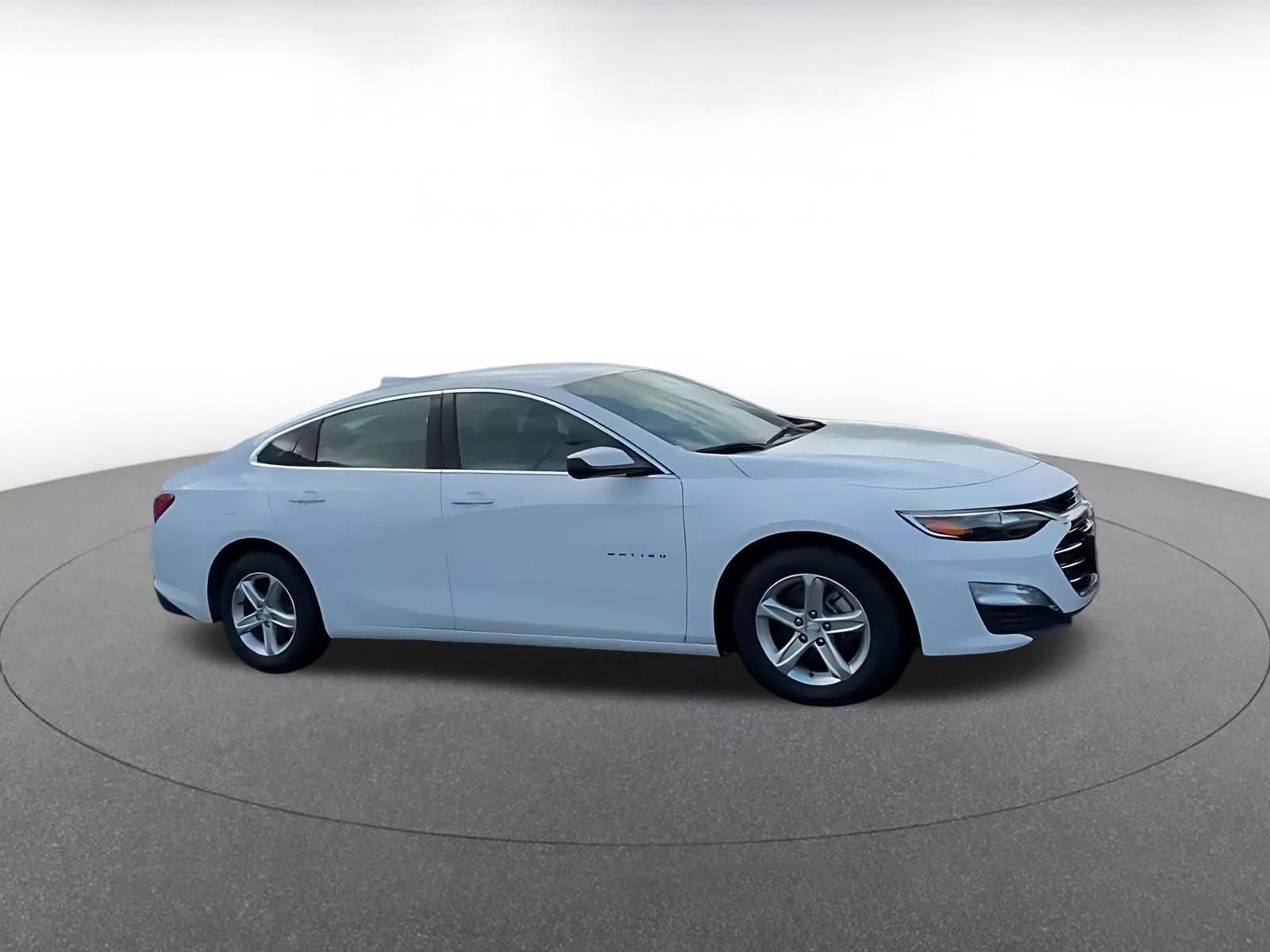 Used 2024 Chevrolet Malibu LT FWD image 2