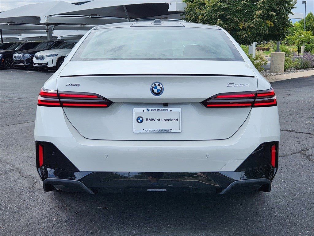 Used 2025 BMW 550e xDrive w/ Premium Package image 4