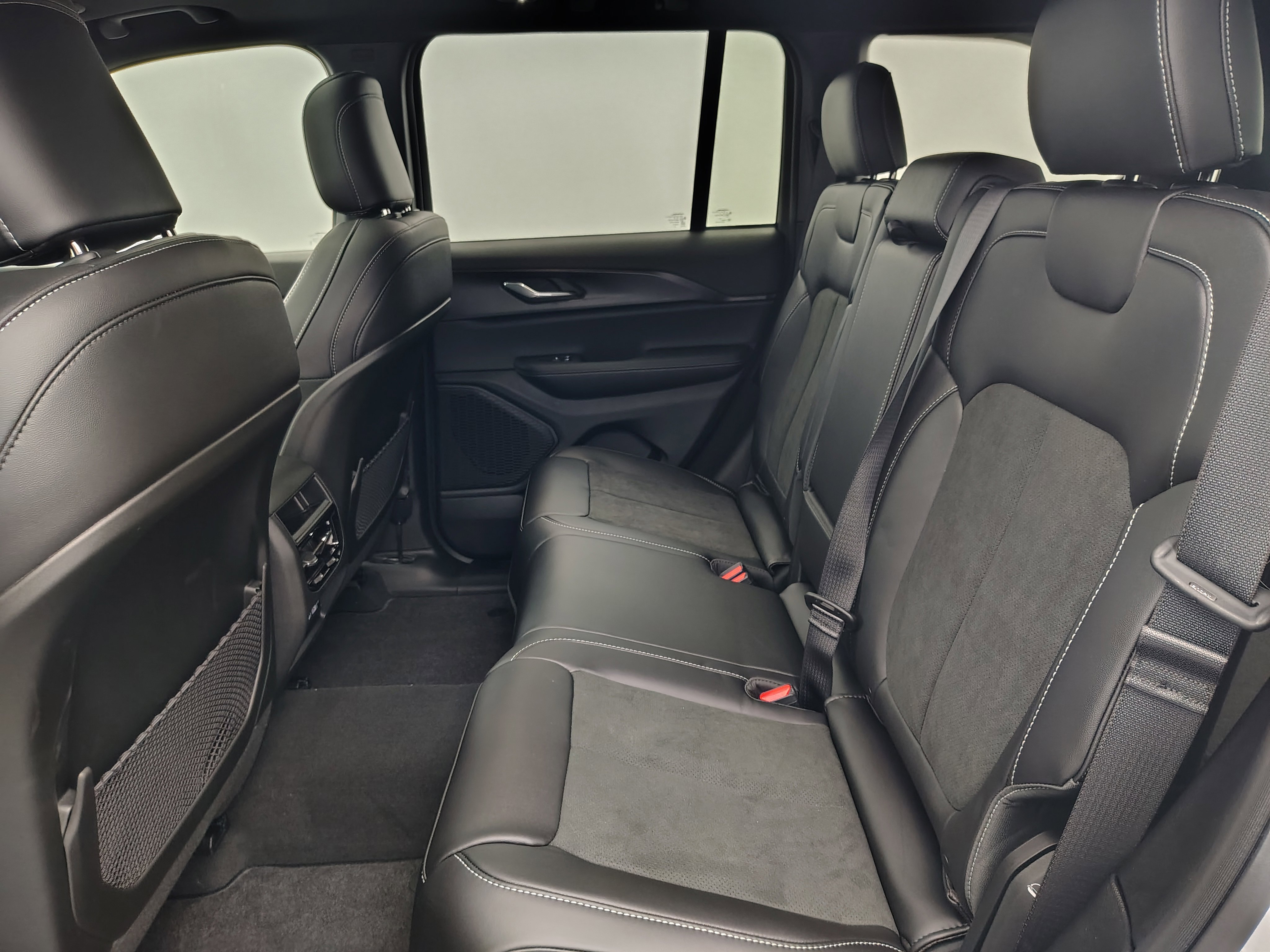 New 2025 Jeep Grand Cherokee Altitude image 19