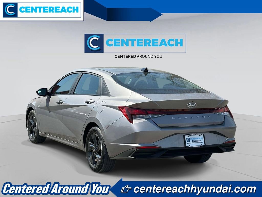Used 2023 Hyundai Elantra SEL w/ Preferred Accessory Package FWD image 5