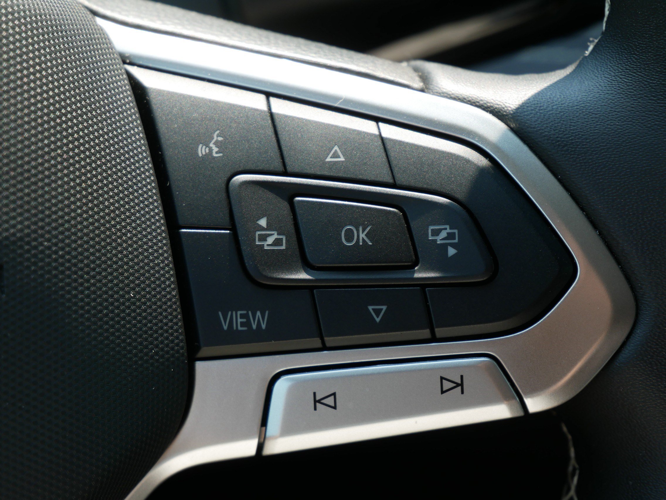 Certified 2025 Volkswagen Tiguan SE AWD/4WD image 33