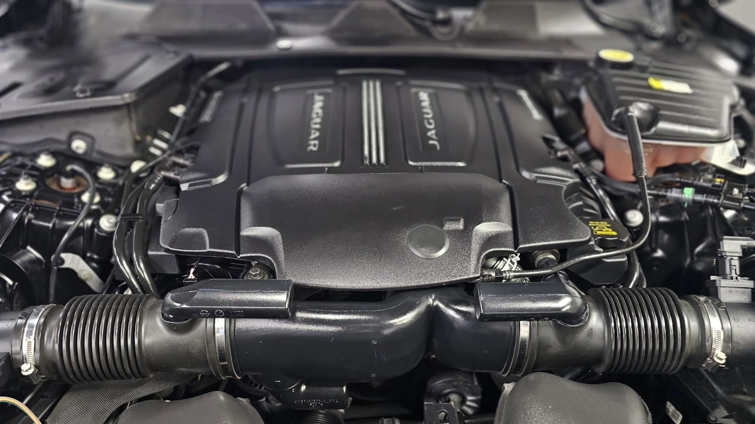 Used 2018 Jaguar XJ R-Sport RWD image 7