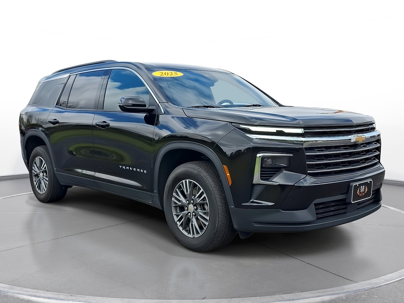 Used 2025 Chevrolet Traverse LT FWD image 1