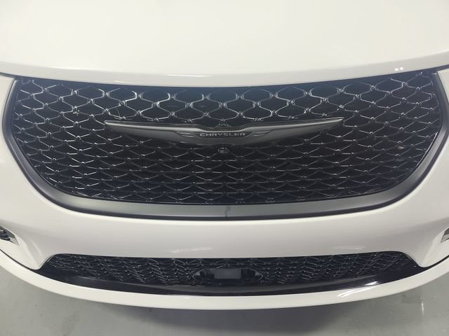 Used 2025 Chrysler Pacifica Limited FWD image 28