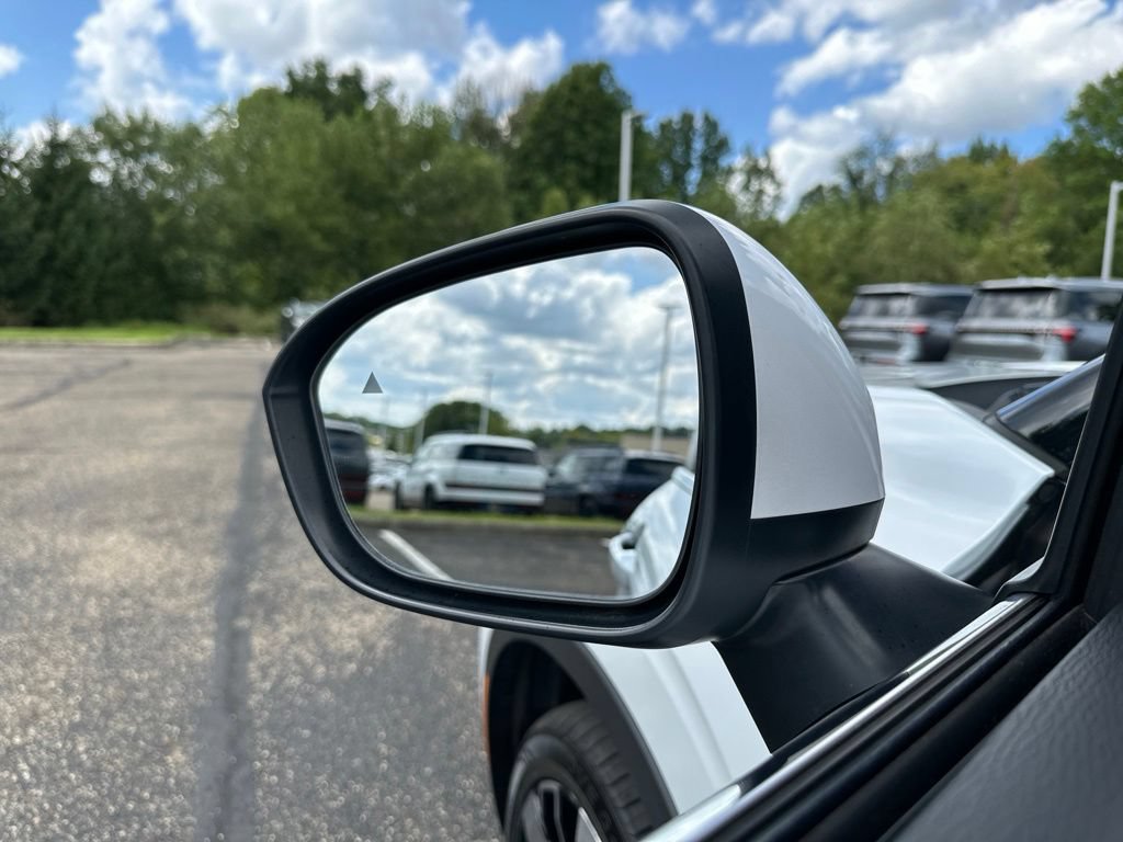 Used 2025 Mitsubishi Outlander SE AWD/4WD image 3