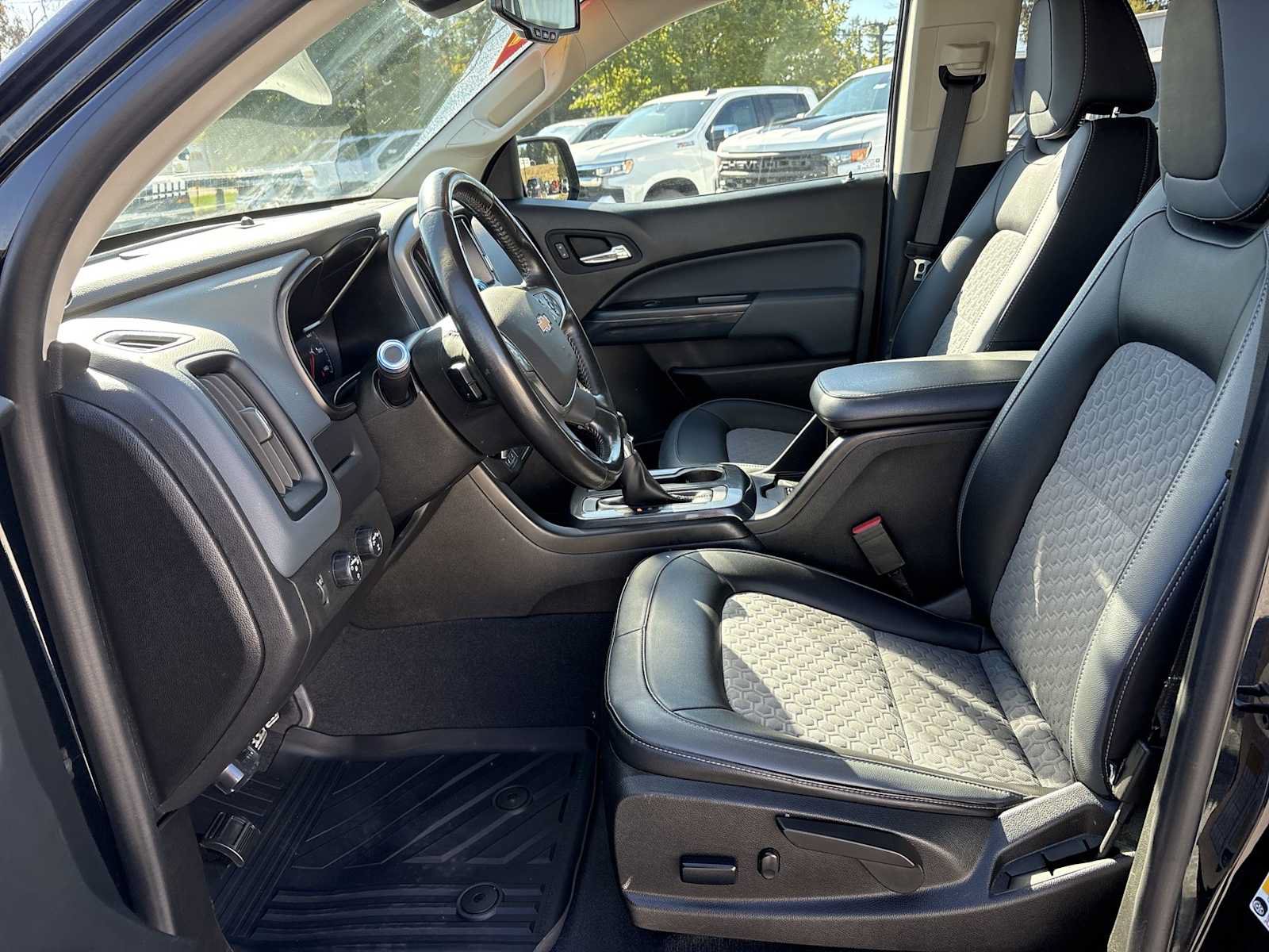 Used 2022 Chevrolet Colorado Z71 AWD/4WD image 17
