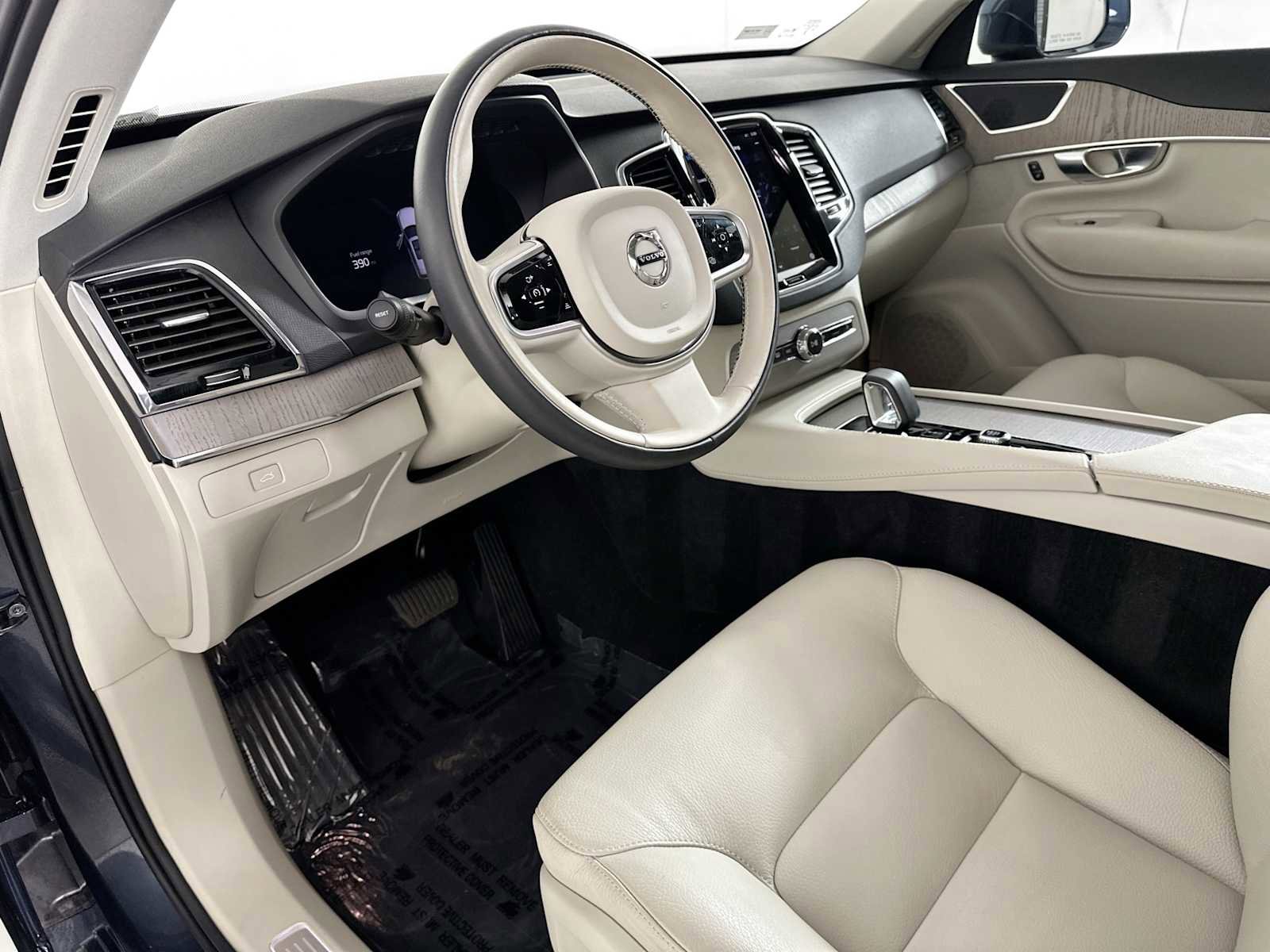 Used 2025 Volvo XC90 B6 Plus w/ Protection Package Premier image 9