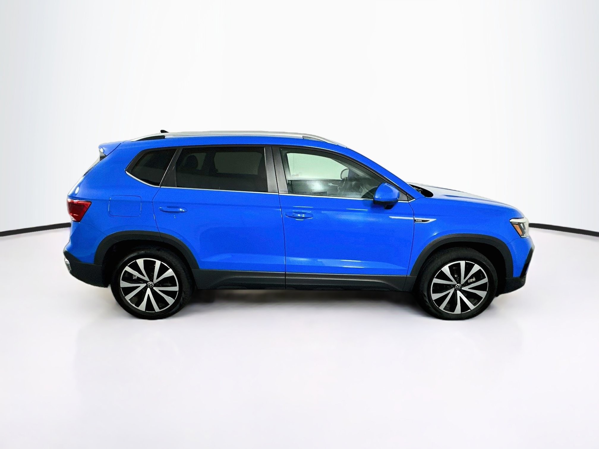 Used 2023 Volkswagen Taos SE w/ Panoramic Sunroof Package AWD/4WD image 10
