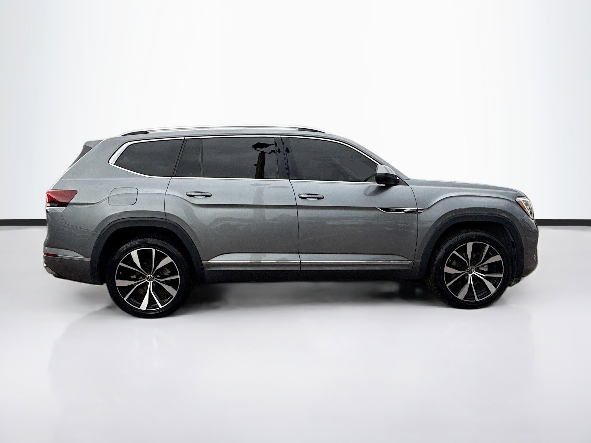 Used 2024 Volkswagen Atlas SEL Premium R-Line image 2