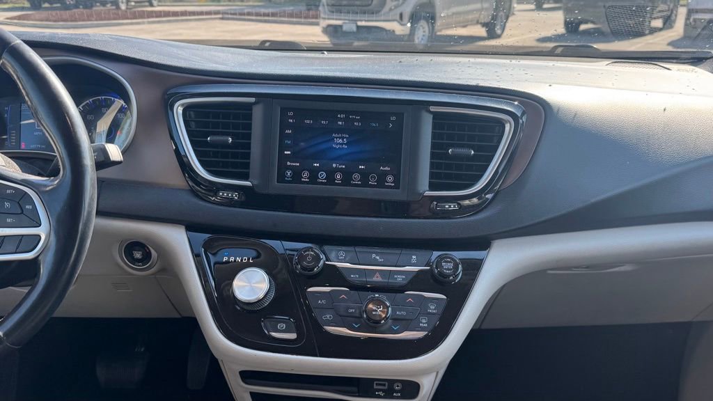 Used 2019 Chrysler Pacifica Touring-L image 11