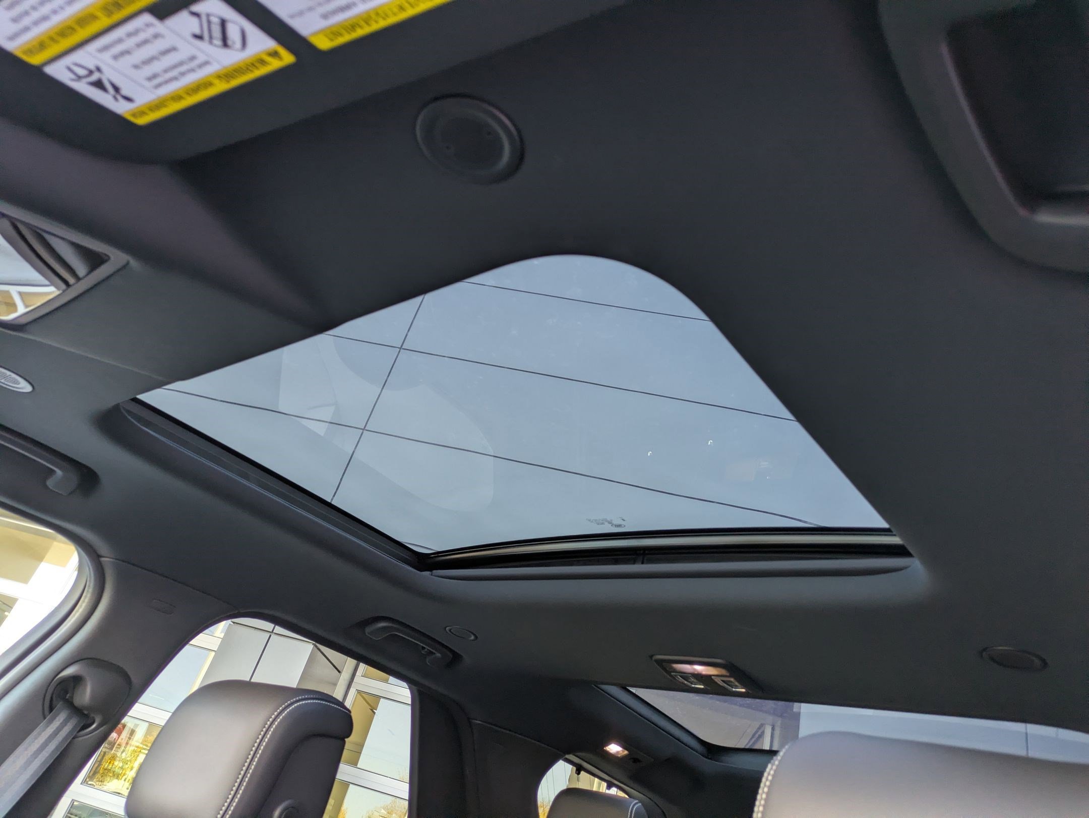 Used 2024 Land Rover Discovery Dynamic SE image 25