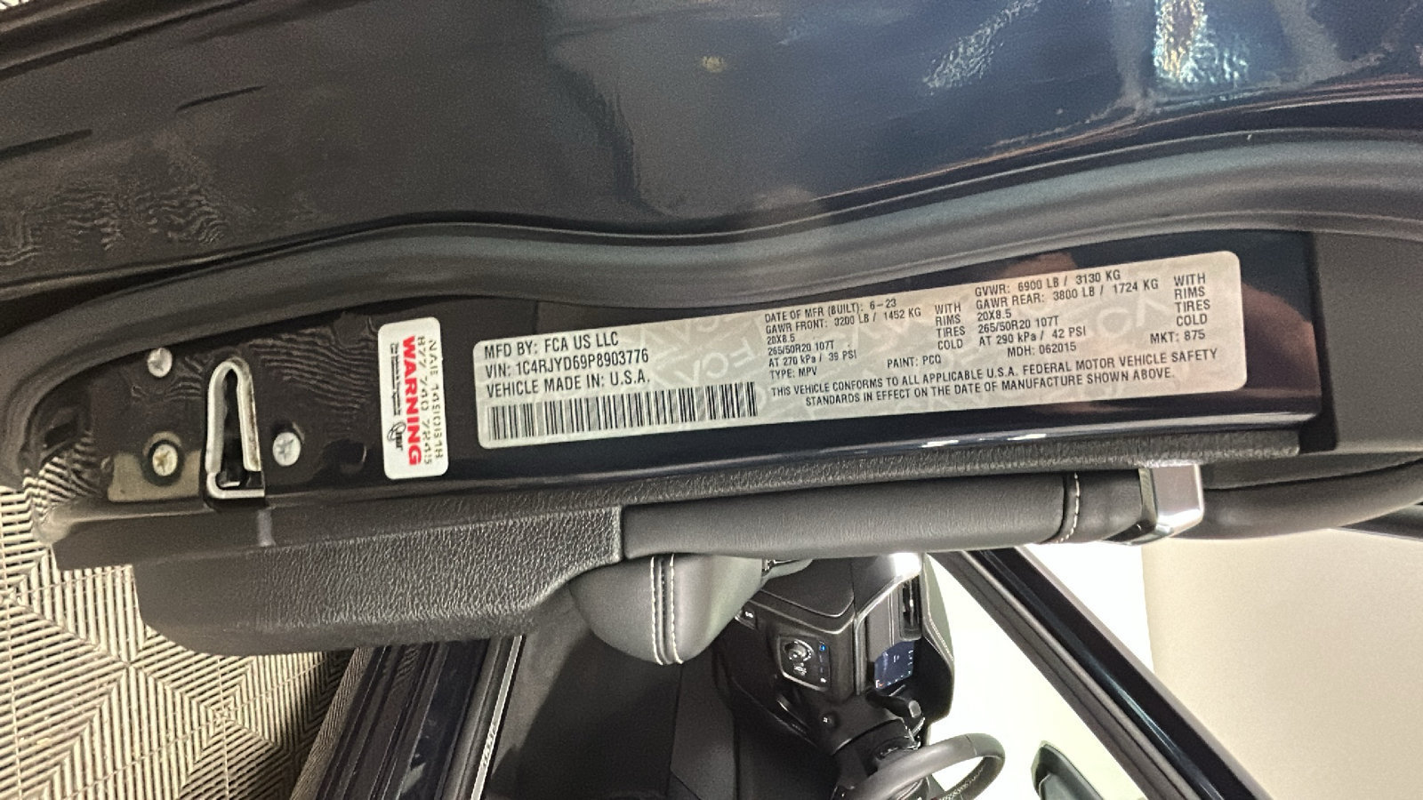 Used 2023 Jeep Grand Cherokee Overland w/ Luxury Tech Group IV AWD/4WD image 12