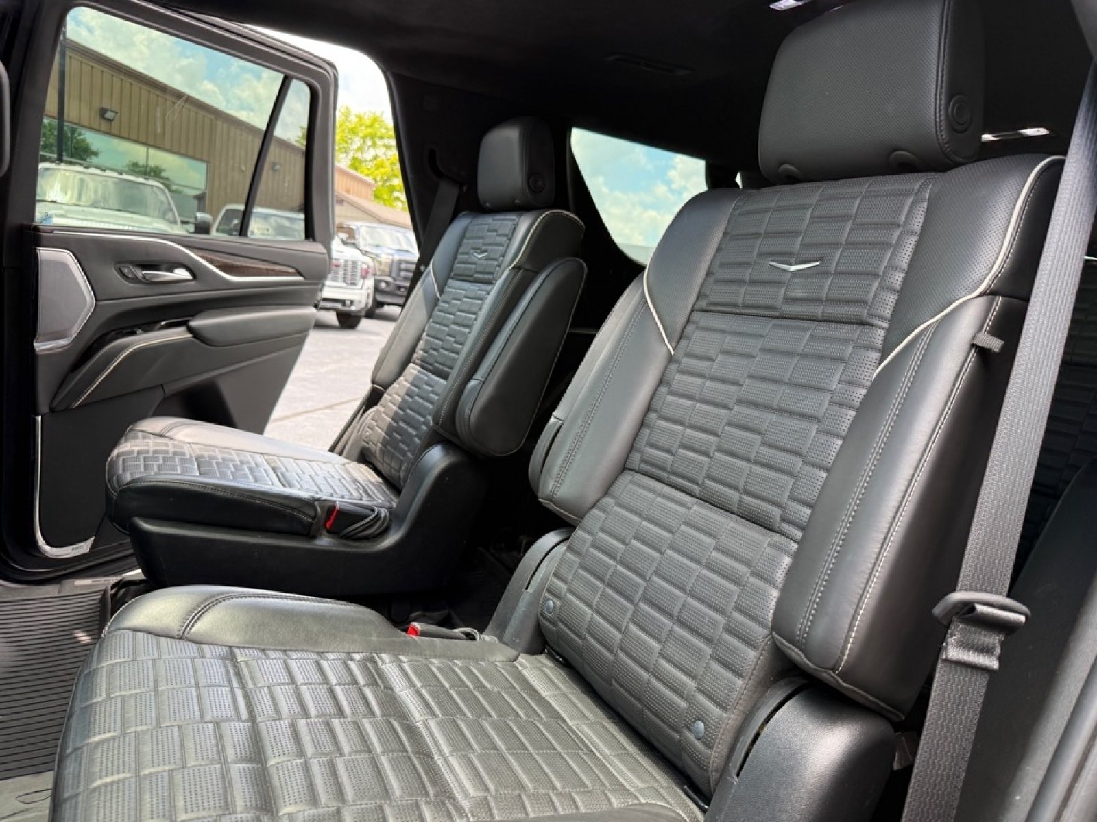 Used 2022 Cadillac Escalade Sport Platinum w/ LPO, ONYX Package AWD/4WD image 32