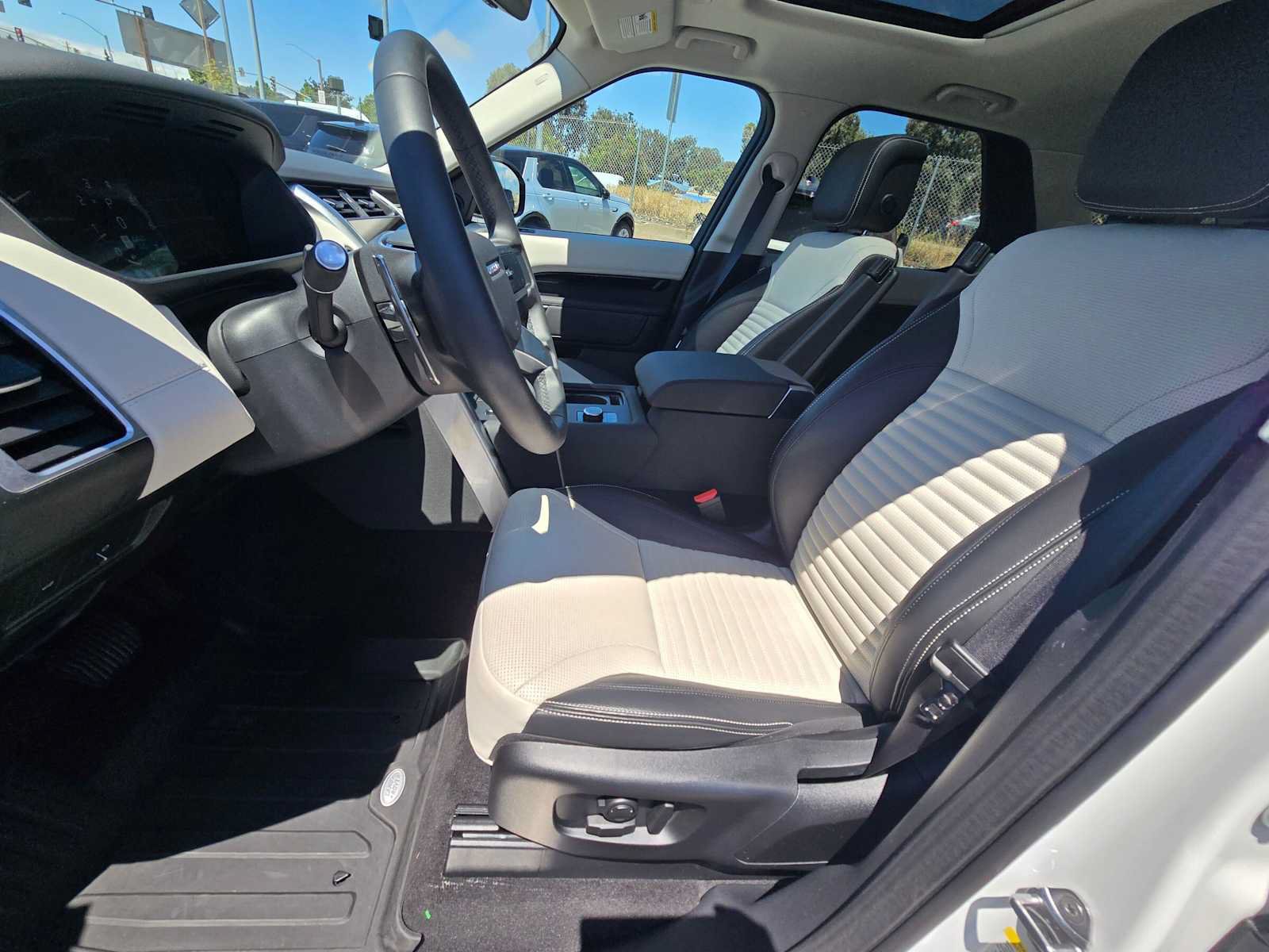Used 2025 Land Rover Discovery S AWD/4WD image 23