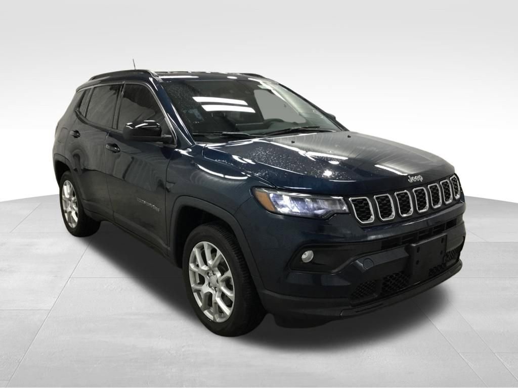 Used 2024 Jeep Compass Latitude image 3