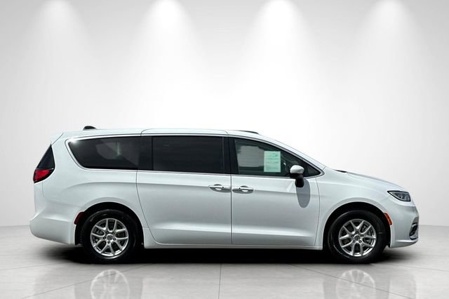 Used 2023 Chrysler Pacifica Touring-L FWD image 3