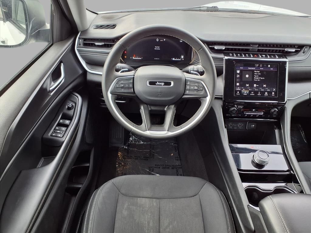 Used 2023 Jeep Grand Cherokee Laredo image 4