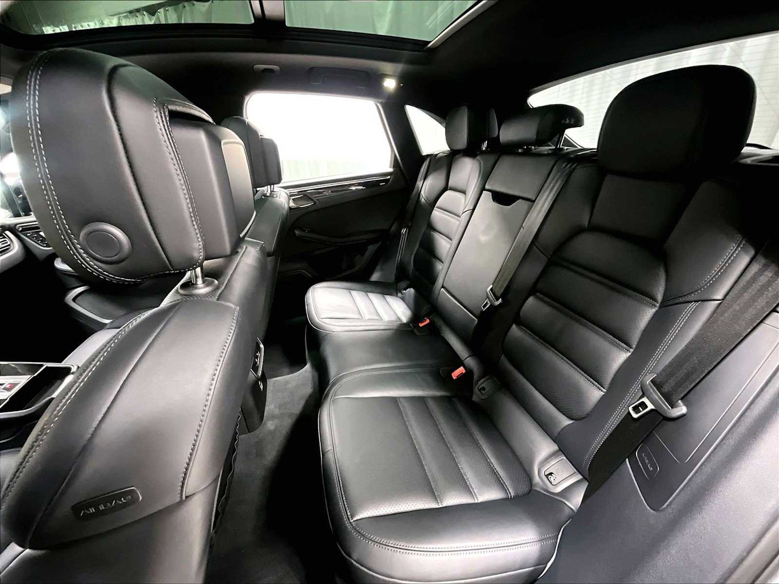 Used 2025 Porsche Macan image 31