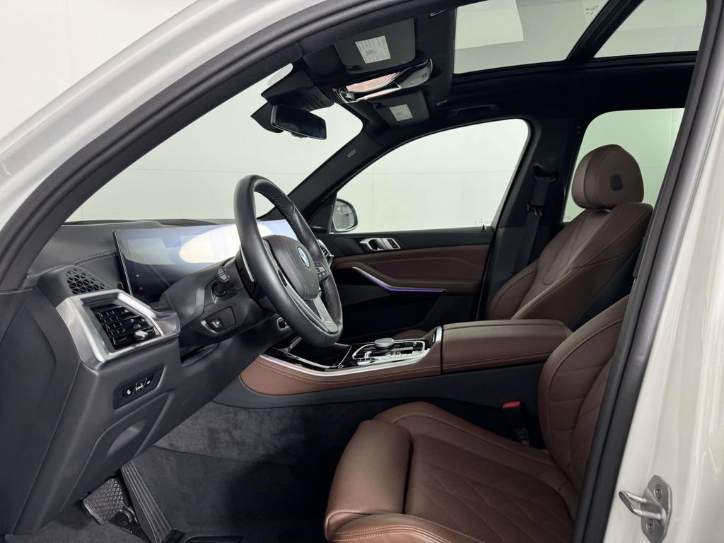 Used 2025 BMW X5 xDrive50e image 4