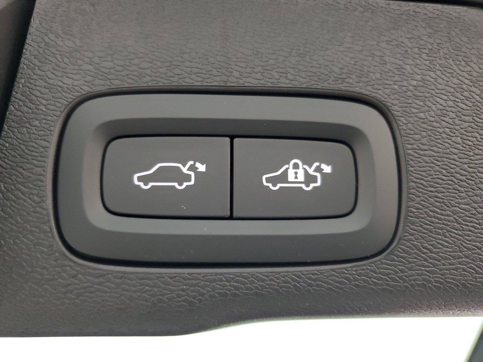New 2026 Volvo XC60 B5 Plus w/ Climate Package AWD/4WD image 10