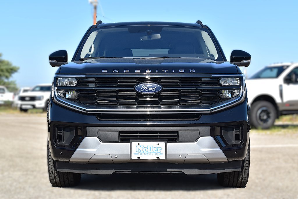 Used 2025 Ford Expedition Max Platinum w/ Driver's Package AWD/4WD image 2
