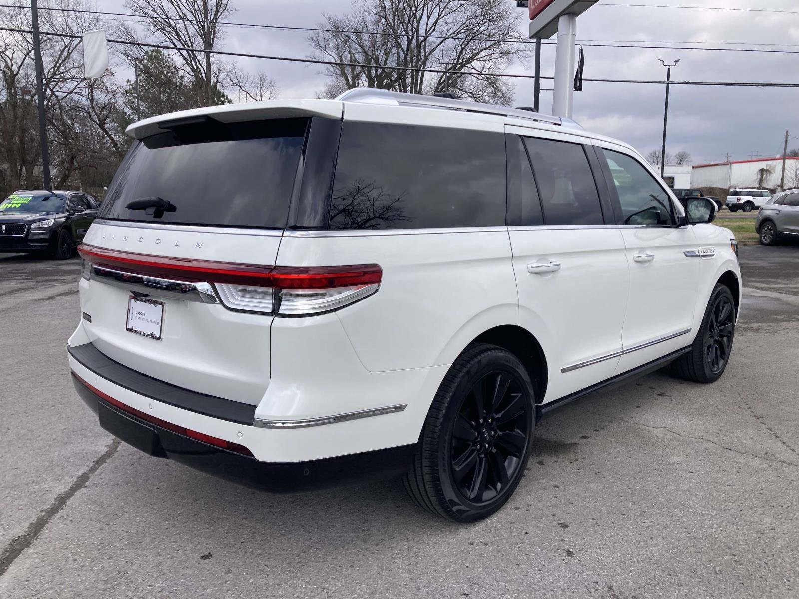 Used 2022 Lincoln Navigator Reserve image 3