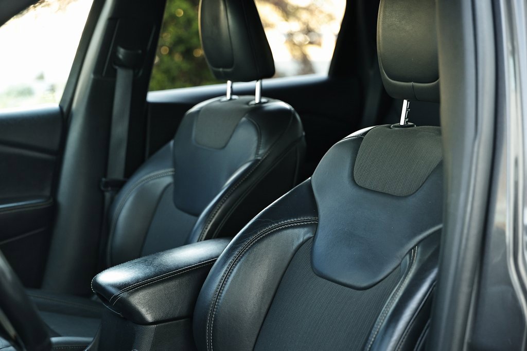 Used 2018 Jeep Cherokee Latitude Plus w/ Comfort/Convenience Group image 20