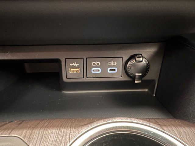 Used 2023 Toyota Highlander Limited AWD/4WD image 18