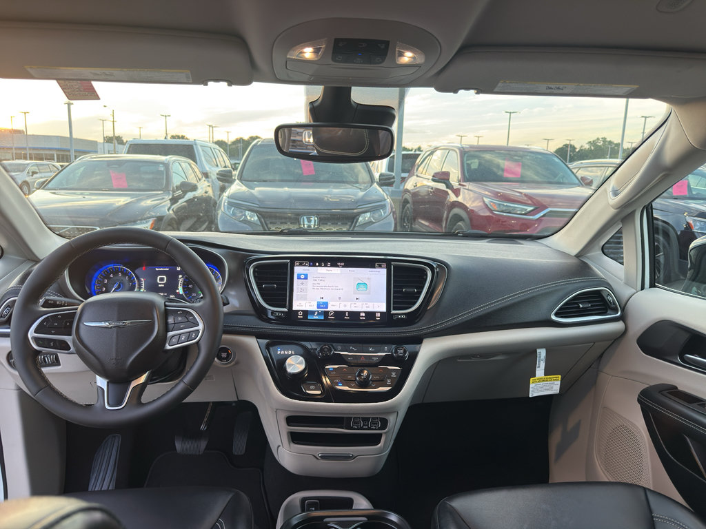Used 2024 Chrysler Pacifica Touring-L FWD image 26