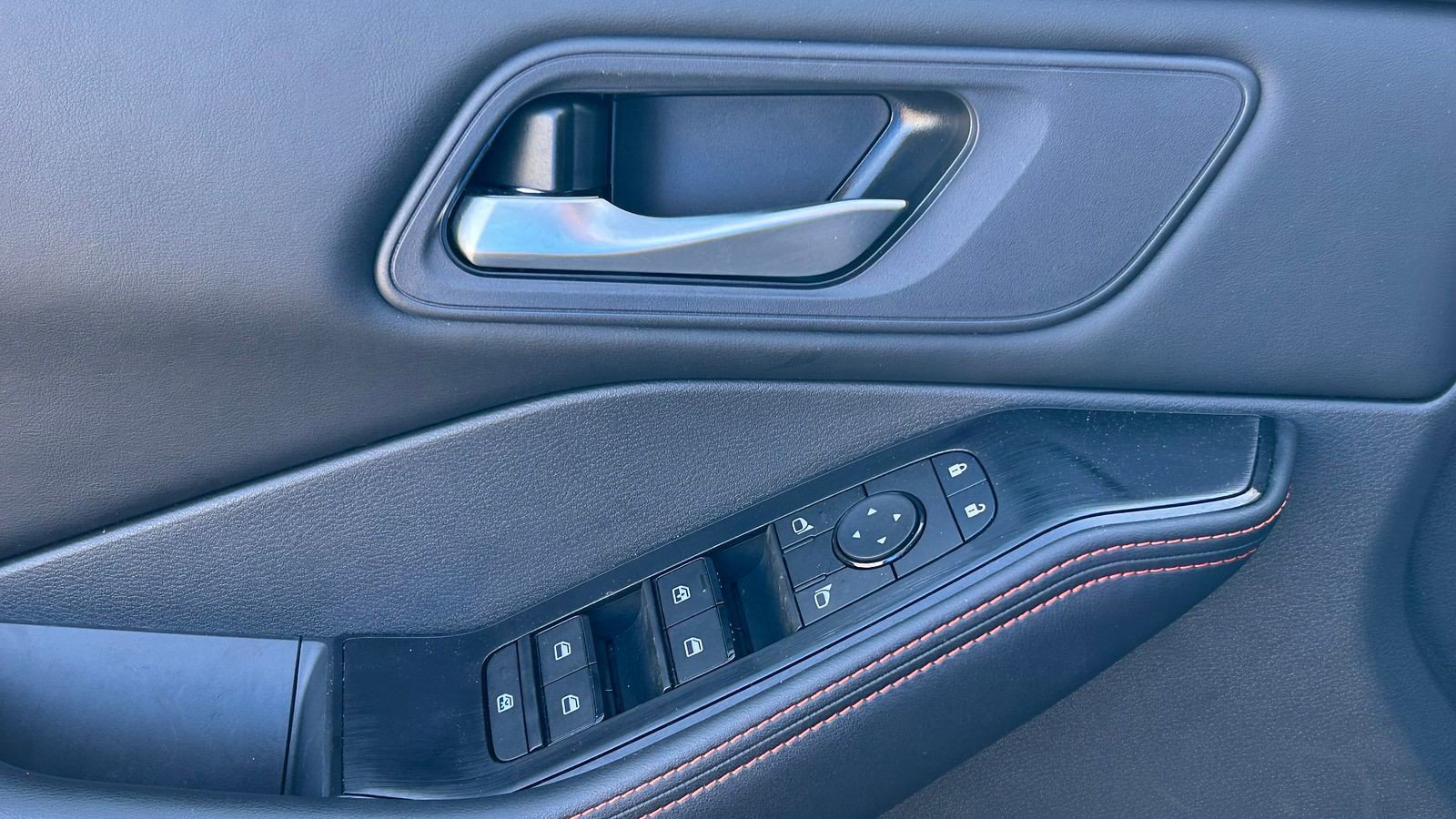 Used 2025 Nissan Rogue SV image 8