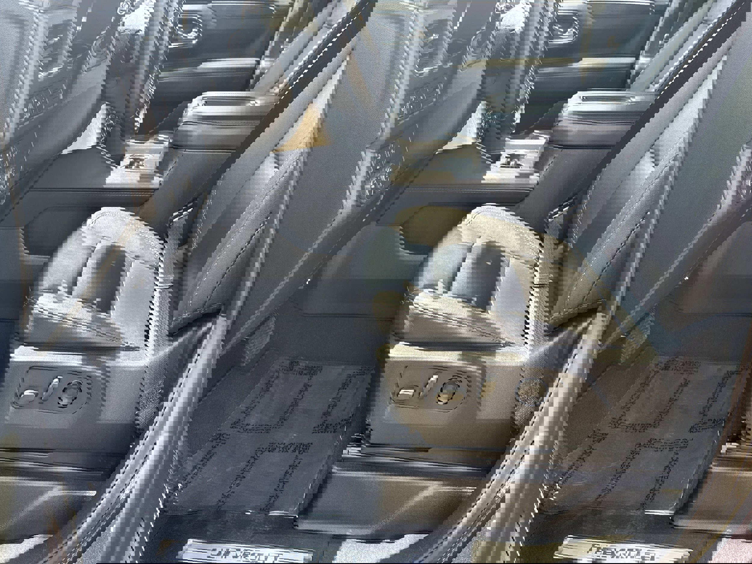 Used 2024 Chevrolet Suburban LT image 9